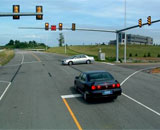 Желтый свет светофора предлагает водителям сделать правильный выбор