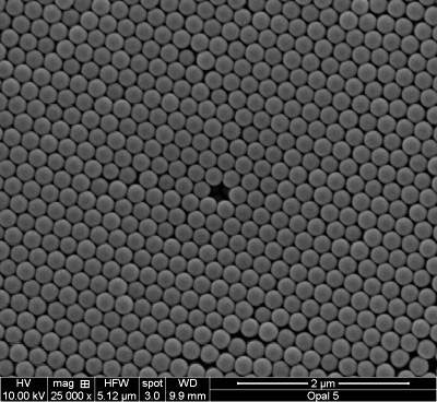 Поверхность опала под электронным микоскопом. Гель заполнит промежутки между наночастицами